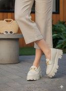 Mocassim Tratorado Glamour: O Destaque que Faltava no Seu Look!