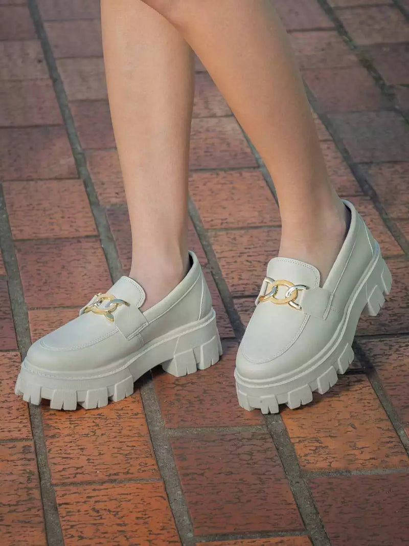 Mocassim Tratorado Glamour: O Destaque que Faltava no Seu Look!