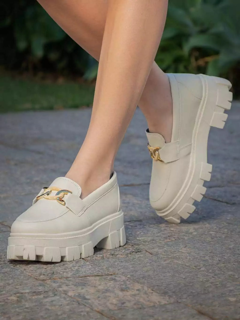 Mocassim Tratorado Glamour: O Destaque que Faltava no Seu Look!