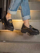 Mocassim Tratorado Glamour: O Destaque que Faltava no Seu Look!