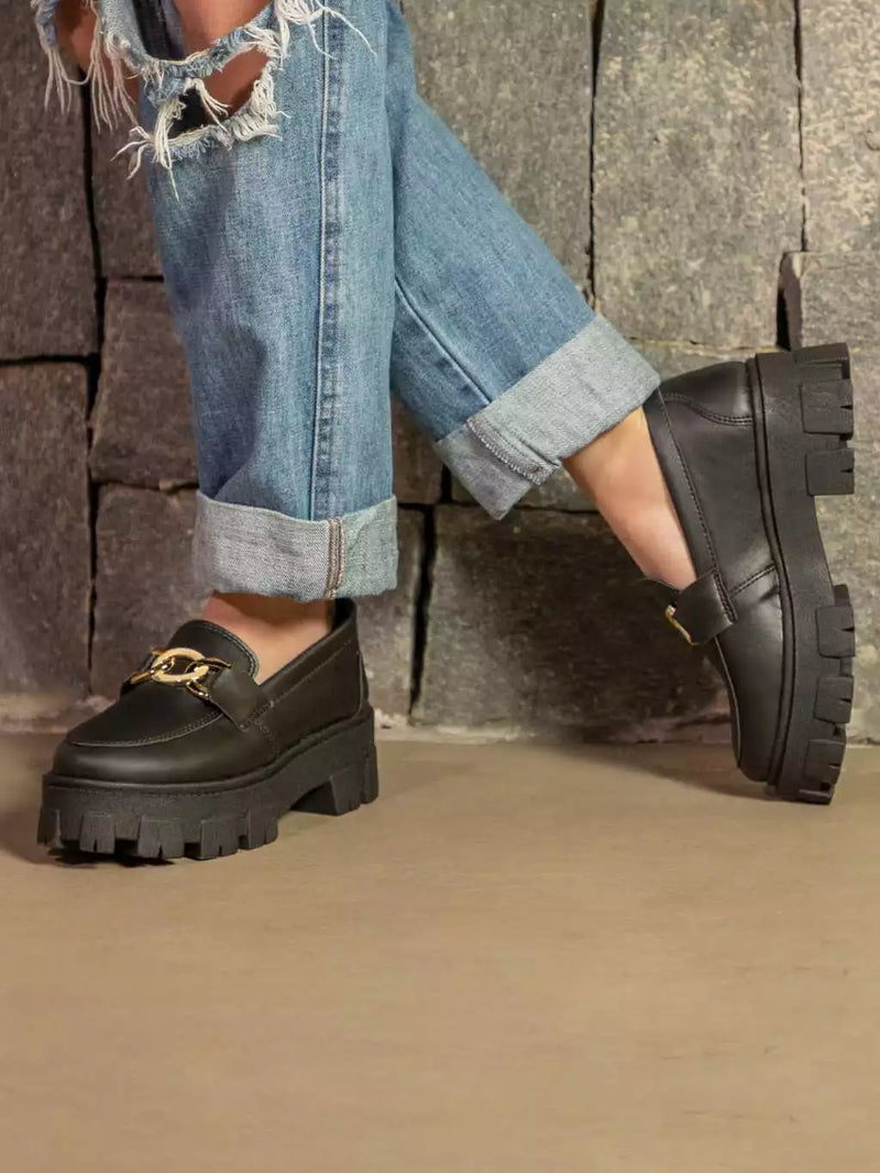 Mocassim Tratorado Glamour: O Destaque que Faltava no Seu Look!