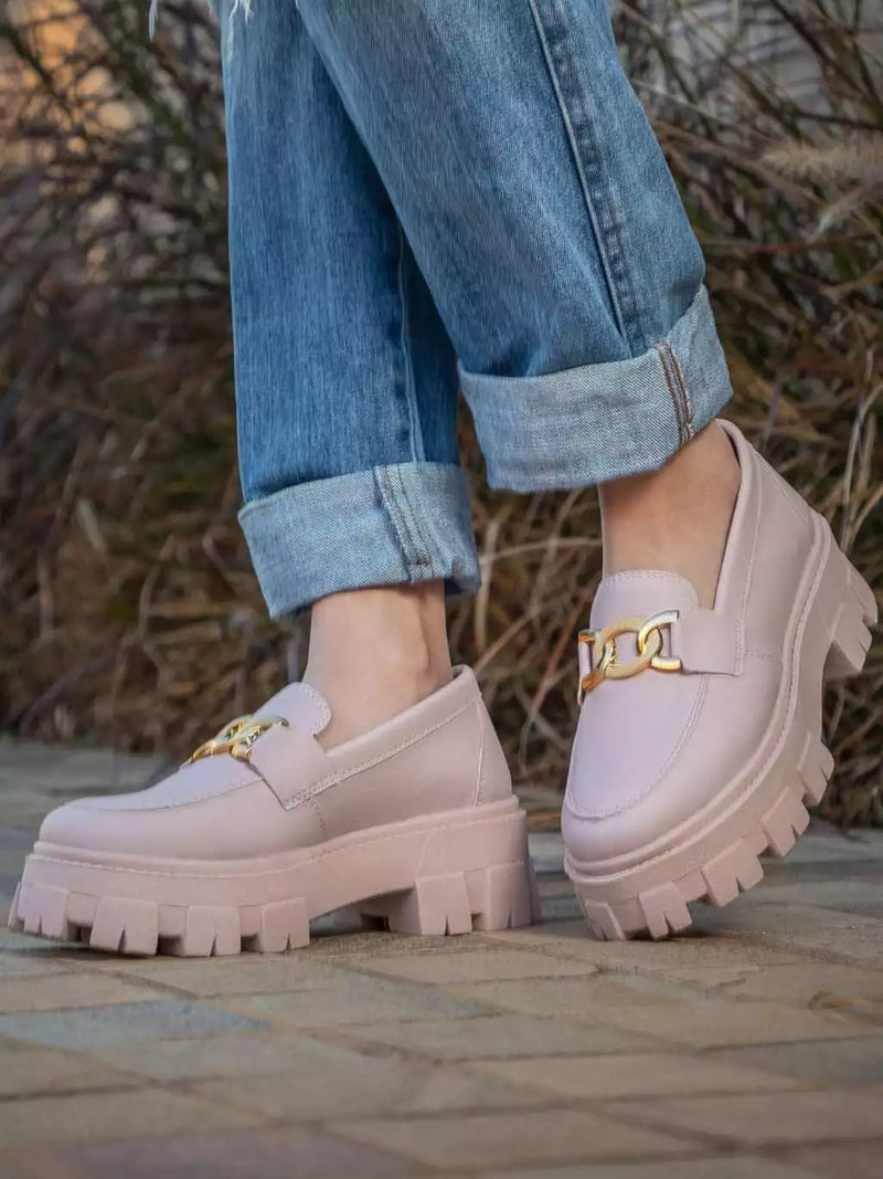 Mocassim Tratorado Glamour: O Destaque que Faltava no Seu Look!